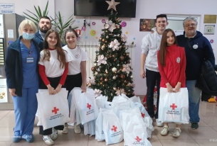 ДОБРОВОЛЦИТЕ НА БМЧК ЗАРАДВАХА ДЕЦА, КОИТО ПОСРЕЩАТ ПРАЗНИЦИТЕ В БОЛНИЦА